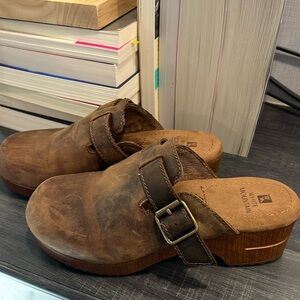 leather clogs perfect for fall outfits